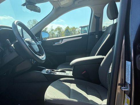 Used 2020 Ford Escape SE image 18