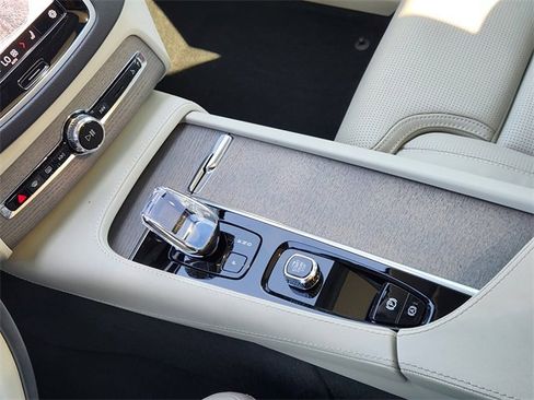 Certified 2025 Volvo XC90 T8 Ultra w/ Protection Package Premier image 22