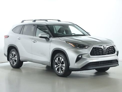Used 2024 Toyota Highlander XLE AWD/4WD image 9