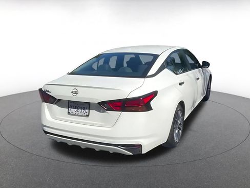 Used 2025 Nissan Altima 2.5 SV FWD image 14