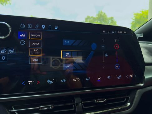 Used 2025 Chevrolet Equinox EV RS FWD image 56