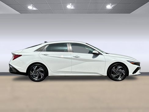 Used 2025 Hyundai Elantra Limited FWD image 8