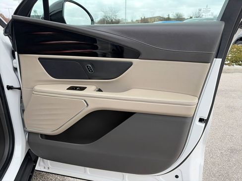 Used 2025 Lincoln Nautilus Premier image 9
