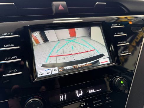 Used 2018 Toyota Camry SE w/ Moonroof Package FWD image 32