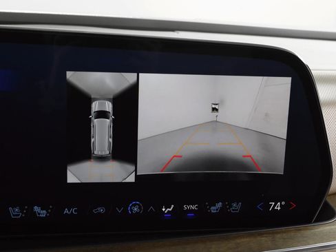 Used 2025 Chevrolet Suburban High Country image 21