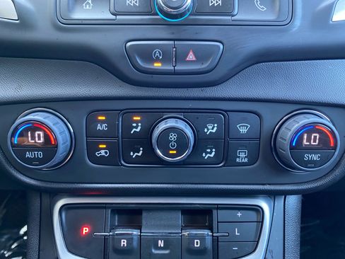 Used 2024 GMC Terrain SLE w/ Driver Convenience Package image 18