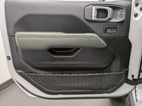 Used 2025 Jeep Gladiator Mojave image 8