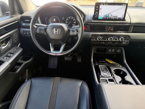 Certified 2025 Honda Pilot Touring image 15
