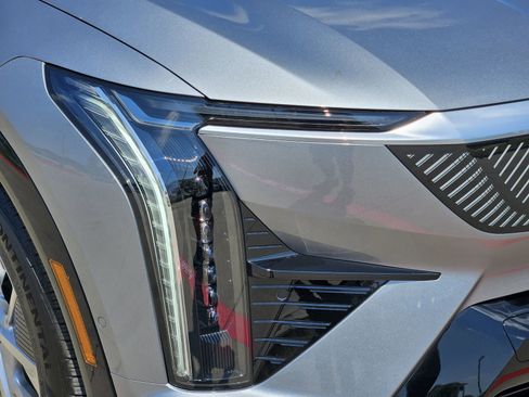 New 2025 Cadillac Optiq Luxury 1 image 8