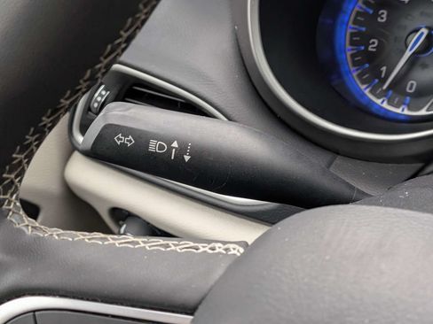 Used 2023 Chrysler Pacifica Touring-L FWD image 27
