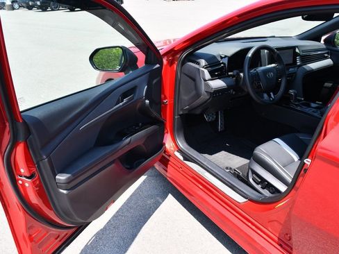 Used 2025 Toyota Camry SE image 11