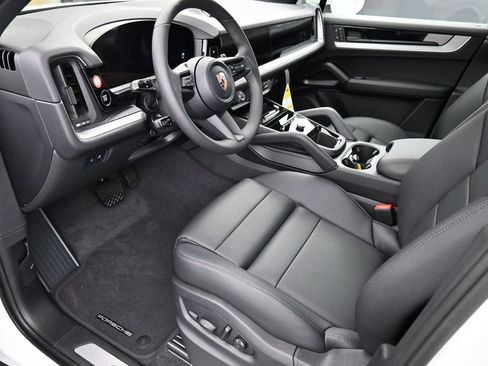 Certified 2026 Porsche Cayenne E-Hybrid AWD/4WD image 4