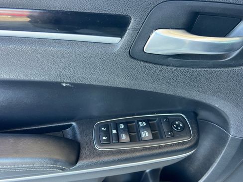 Used 2019 Chrysler 300 S RWD image 8