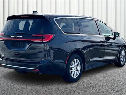 Used 2024 Chrysler Pacifica Touring-L image 12