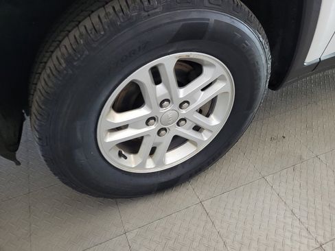 Used 2023 Jeep Grand Cherokee Laredo image 31