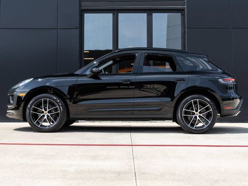 Certified 2025 Porsche Macan AWD/4WD image 2