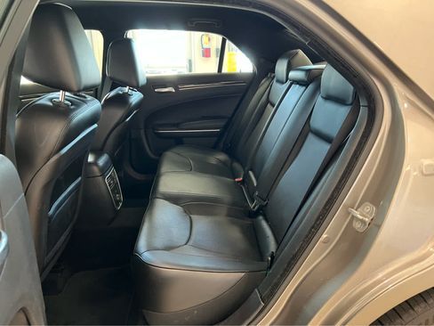 Used 2014 Chrysler 300 C RWD image 10