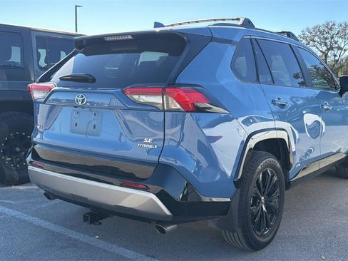 Used 2022 Toyota RAV4 SE image 4