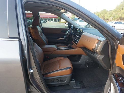 Used 2023 Nissan Pathfinder Platinum FWD image 19