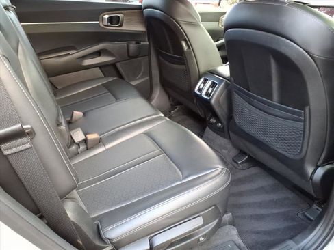 Used 2023 Kia Sorento S image 10