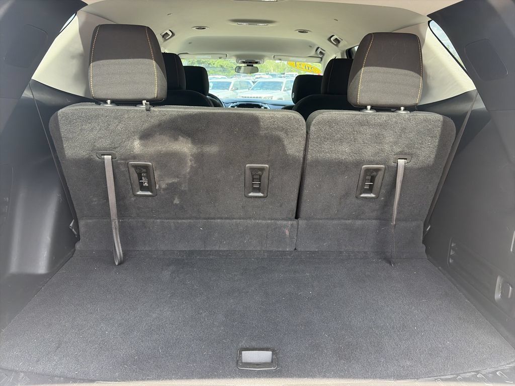 Used 2021 Chevrolet Traverse LT FWD image 30