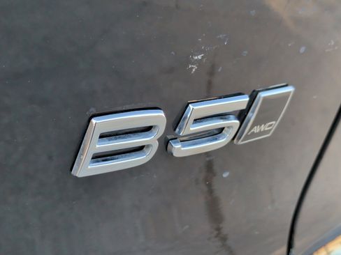 Used 2025 Volvo XC40 B5 Core image 14