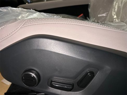 New 2026 Volvo XC90 B5 Core w/ Protection Package image 11