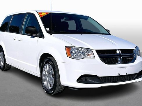 Used 2018 Dodge Grand Caravan SE w/ UConnect Hands-Free Group image 10
