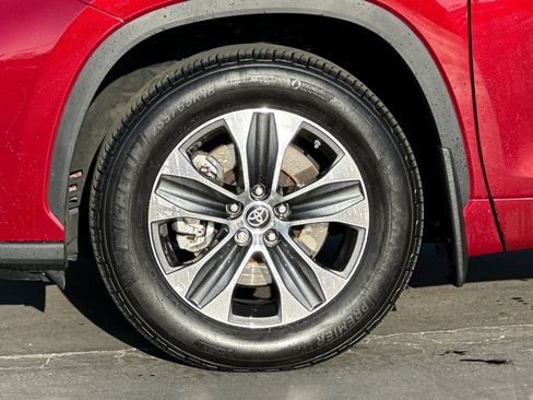 Used 2024 Toyota Highlander XLE image 32