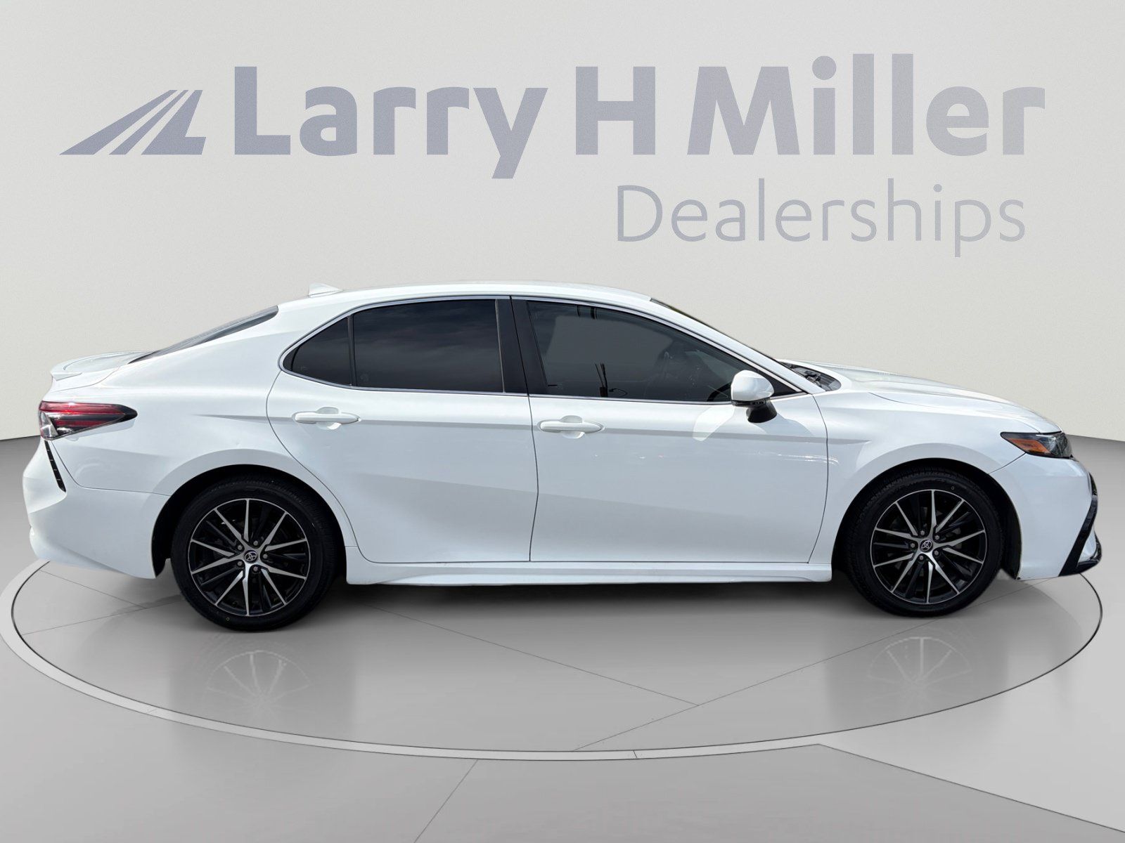 Used 2022 Toyota Camry SE FWD image 6