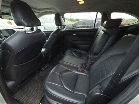 Used 2021 Toyota Highlander XLE AWD/4WD image 13
