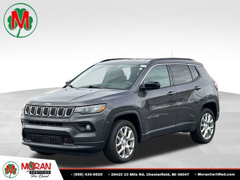 Used 2024 Jeep Compass Latitude AWD/4WD image 1