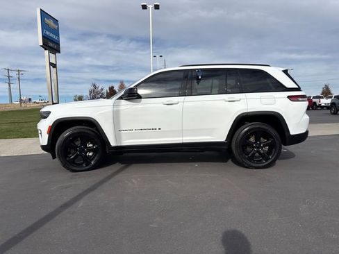 Used 2023 Jeep Grand Cherokee Limited w/ Black Appearance Package image 6