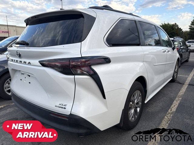 Used 2023 Toyota Sienna XLE w/ XLE Plus Package FWD image 3