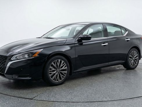 Used 2025 Nissan Altima 2.5 SV image 3