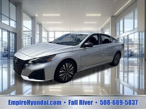 Used 2024 Nissan Altima 2.5 SV FWD image 1