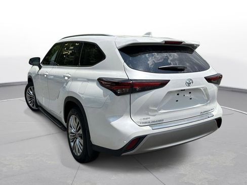 Certified 2026 Toyota Highlander Platinum AWD/4WD image 8