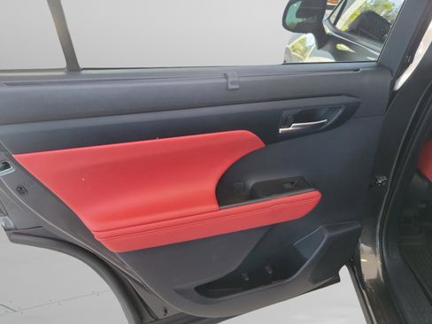 Certified 2025 Toyota Highlander XSE image 32