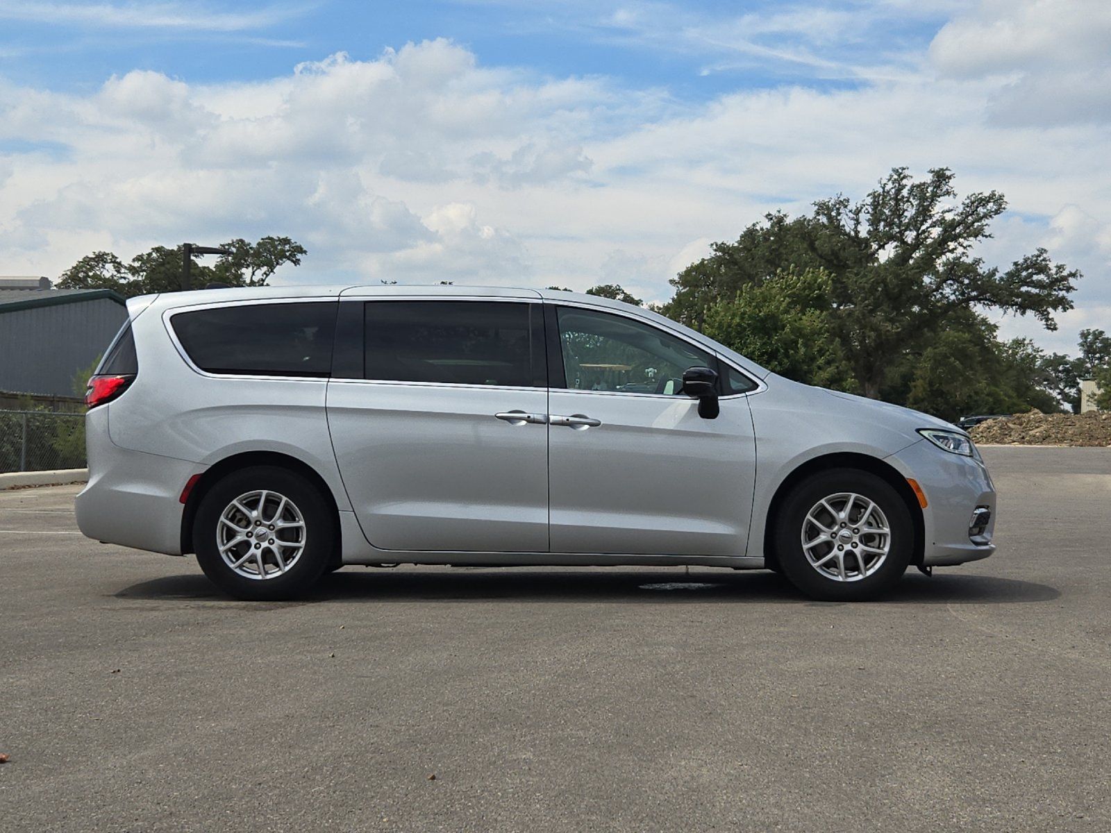 Used 2024 Chrysler Pacifica Touring-L FWD image 6
