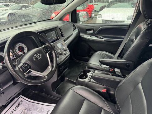 Used 2018 Toyota Sienna SE Premium image 8