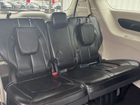Used 2023 Chrysler Pacifica Touring-L FWD image 32