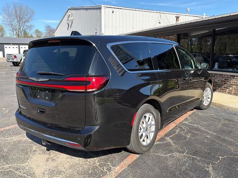 Used 2023 Chrysler Pacifica Touring-L FWD image 3