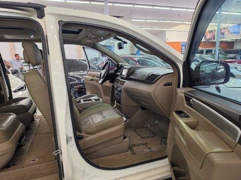 Used 2011 Volkswagen Routan SEL FWD image 10