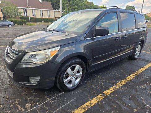 Used 2011 Volkswagen Routan SEL image 2