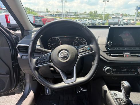 Used 2019 Nissan Altima 2.5 SV FWD image 14