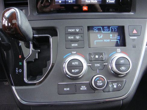 Used 2016 Toyota Sienna Limited Premium w/ Outdoor Package AWD/4WD image 16