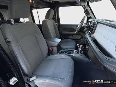 Used 2025 Jeep Wrangler Unlimited Sahara AWD/4WD image 14