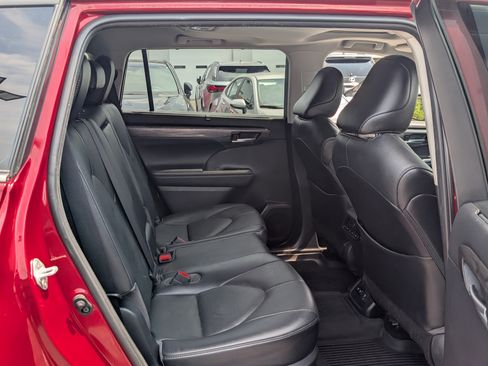 Used 2021 Toyota Highlander Limited AWD/4WD image 10