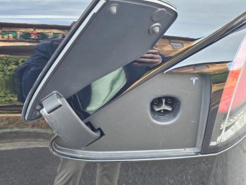 Used 2022 Tesla Model X image 21