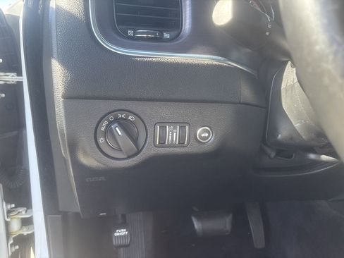 Used 2017 Dodge Charger SE w/ Blacktop Package image 11